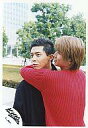 【中古】生写真(ジャニーズ)/アイドル/KinKi Kids KinKi Kids/堂本光一・堂本剛/バストアップ/黒・赤のセーター・野外・剛目線左/公式生写真