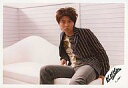 【中古】生写真(ジャニーズ)/アイドル/Kinki Kids Kinki Kids/堂本剛/横型・膝上・衣装青・白のストライプ柄・インナー白・ジーンズ・座り・背景白/公式生写真
