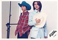 【中古】生写真(ジャニーズ)/アイドル/KinKi Kids KinKi Kids/堂本剛・堂本光一/横型/剛チェックシャツ/光一右手帽子/目線左/公式生写真