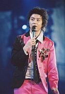 【中古】生写真(ジャニーズ)/アイドル/KinKi Kids KinKi Kids/堂本剛/ライブフォト・膝上・衣装黒とピンクのスーツ・右手マイク・枠無し/公式生写真