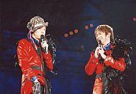 【中古】生写真(ジャニーズ)/アイドル/KinKi Kids KinKi Kids/堂本剛・堂本光一/横型/衣装赤/剛左手マイク/光一笑顔/公式生写真