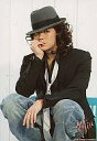 【中古】生写真(ジャニーズ)/アイドル/KAT-TUN 赤西仁/しゃがみ・ジャケット黒・ジーンズ・グレー帽子・右手口元/You & Jin/公式生写真