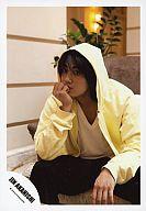 【中古】生写真(ジャニーズ)/アイドル/KAT-TUN 赤西仁/座り・黄色パーカー・右手あご/左下「JIN AKANISHI」ロゴ/公式生写真