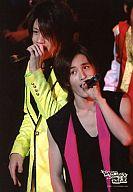 【中古】生写真(ジャニーズ)/アイドル/関西ジャニーズJr. 関西ジャニーズJr./千崎涼太・浜中文一/上半身・衣装緑黒・左手マイク/公式生写真