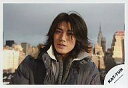 【中古】生写真(ジャニーズ)/アイドル/KAT-TUN KAT-TUN/赤西仁/横型・バストアップ・コート・背景街/公式生写真