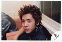 【中古】生写真(ジャニーズ)/アイドル/嵐 嵐/二宮和也/横型・バストアップ・黒ジャージ・座り/公式生写真