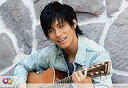 【中古】生写真(ジャニーズ)/アイドル/NEWS NEWS/錦戸亮/横型・バストアップ・ジーンズジャケット・ギター/Johnny’s web