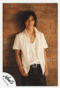 【中古】生写真(ジャニーズ)/アイドル/NEWS NEWS/錦戸亮/膝上・シャツ白・ジーンズ・背景壁・微笑/公式生写真