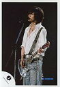【中古】生写真(ジャニーズ)/アイドル/KAT-TUN KAT-TUN/赤西仁/膝上・シャツ白・ジーンズ・ギター・体左向き/公式生写真