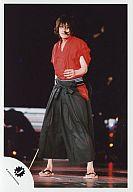 【中古】生写真(ジャニーズ)/アイドル/KAT-TUN KAT-TUN/赤西仁/全身・赤、黒の袴・右手刀/公式生写真(3)