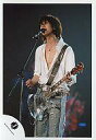 【中古】生写真(ジャニーズ)/アイドル/KAT-TUN KAT-TUN/赤西仁/膝上・ギター・シャツ白・ジーンズ・体左向き/公式生写真