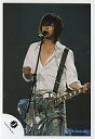 【中古】生写真(ジャニーズ)/アイドル/KAT-TUN KAT-TUN/赤西仁/膝上・シャツ白・ジーンズ・ギター/公式生写真