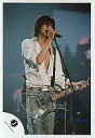 【中古】生写真(ジャニーズ)/アイドル/KAT-TUN KAT-TUN/赤西仁/膝上・ギター・シャツ白・ジーンズ・右手マイク/公式生写真