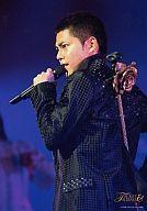 【中古】生写真(ジャニーズ)/アイドル/タッキー＆翼 タッキー＆翼/今井翼/衣装黒・左手マイク・肩に薔薇の飾り・上半身・ロゴ(TACKEY ＆ TSUBASA)/公式生写真
