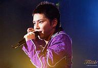 【中古】生写真(ジャニーズ)/アイドル/タッキー＆翼 タッキー＆翼/今井翼/横型・衣装紫・左手マイク・バストアップ・ロゴ(TACKEY ＆ TSUBASA)/公式生写真(3)