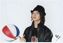 【中古】生写真(ジャニーズ)/アイドル/嵐 嵐/松本潤/横型・バストアップ・衣装黒・帽子黒・ビーチボール・背景白/公式生写真