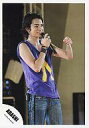 【中古】生写真(ジャニーズ)/アイドル/嵐 嵐/松本潤/膝上・Tシャツ紫・右手マイク・左手グー・ジーンズ/公式生写真