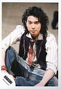 【中古】生写真(ジャニーズ)/アイドル/嵐 嵐/松本潤/座り・ジーンズ・ベスト紫・シャツストライプ/公式生写真