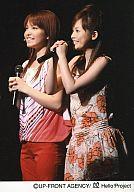 【中古】生写真(ハロプロ)/アイドル/Hello! Project Hello! Project/安倍なつみ・柴田あゆみ/膝上・マイク・背景黒/“ハロ☆プロオンステ..