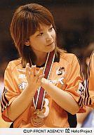 【中古】生写真(ハロプロ)/アイドル/Hello! Project Hello! Project/柴田あゆみ/バストアップ・両手重ね・オレンジユニフォーム・首からメダル下げ/“第2回すかいらーくグループCUP”よりパート1