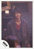 【中古】生写真(ジャニーズ)/アイドル/嵐 嵐/櫻井翔/膝上・コート、パーカーグレー・笑顔・手前に頭/公式生写真