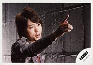 【中古】生写真(ジャニーズ)/アイドル/嵐 嵐/櫻井翔/横型・衣装銀・右手指差し・背景グレー/公式生写真