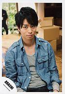 【中古】生写真(ジャニーズ)/アイドル/嵐 嵐/櫻井翔/デニムジャケット 上半身 背景にダンボール/公式生写真