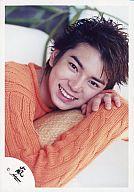 【中古】生写真(ジャニーズ)/アイドル/嵐 嵐/松本潤/寝る・手の上に顔・オレンジセーター/公式生写真