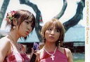 【中古】生写真(ハロプロ)/アイドル/モーニング娘。 モーニング娘/2人・バストアップ・横型・背景海・紺野あさ美・矢口真里・衣装ピンク/公式生写真