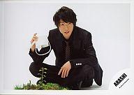 【中古】生写真(ジャニーズ)/アイドル/嵐 嵐/相葉雅紀/全身・あぐら座り・スーツ黒・右手じょうろ・目..