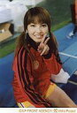 【中古】生写真(ハロプロ)/アイドル/メロン記念日 メロン記念日・柴田あゆみ/膝上・背景スタジアム・左手ピース口元・ベンチに座って・赤いジャージ/公式生写真