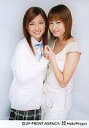 【中古】生写真(ハロプロ)/アイドル/モーニング娘。 モーニング娘/2人・膝上・石川梨華・藤本美貴・石川ブレザー制服/公式生写真