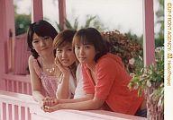 【中古】生写真(ハロプロ)/アイドル/モーニング娘。 モーニング娘/3人・横型・腰上・左から道重、石川、藤本・藤本オレンジのパーカー/公式生写真