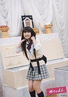 【中古】生写真(AKB48 SKE48)/アイドル/AKB48 佐藤すみれ/膝上 両手を首/DVD｢週刊AKB｣特典
