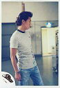【中古】生写真(ジャニーズ)/アイドル/SMAP SMAP/木村拓哉/膝上・グレーシャツ・ジーンズ・体横向き・目線横/公式生写真