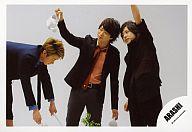 【中古】生写真(ジャニーズ)/アイドル/嵐 嵐/大野・櫻井・二宮/横型・膝上・ジャケット黒・櫻井右手ジ..