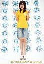【中古】生写真(ハロプロ)/アイドル/Berryz工房 Berryz工房/熊井友理奈/全身・両手ピース・デニムのハーフパンツ・黄色のTシャツ・背景にBerryz工房ファンクラブイベントのロゴ/公式生写真