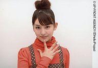 【中古】生写真(ハロプロ)/アイドル/Berryz工房 Berryz工房/菅谷梨沙子/バストアップ・右手パー顎・衣装オレンジ色のタートルネック・横型/公式生写真