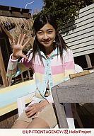 【中古】生写真(ハロプロ)/アイドル/Berryz工房 Berryz工房/熊井友理奈/膝上・背景屋外・右手パー・左手右足に置く・椅子に座わる/公式生写真