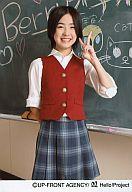【中古】生写真(ハロプロ)/アイドル/Berryz工房 Berryz工房/清水佐紀/膝上・左手ピース・背景黒板・右手後ろ/公式生写真