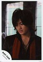 【中古】生写真(ジャニーズ)/アイドル/KAT-TUN KAT-TUN/赤西仁/バストアップ・黒シャツ・目線下・赤ストール・背景窓/公式生写真