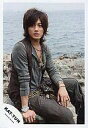 【中古】生写真(ジャニーズ)/アイドル/KAT-TUN KAT-TUN/赤西仁/グレーシャツ・右手腕時計・背景海辺・黒ズボン/公式生写真