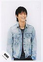 【中古】生写真(ジャニーズ)/アイドル/NEWS NEWS/錦戸亮/膝上・ジーンズジャケット・背景白・十字架ペンダント・笑顔/公式生写真