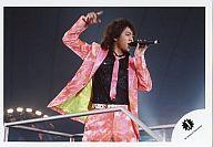 【中古】生写真(ジャニーズ)/アイドル/嵐 嵐/櫻井翔/横型・衣装ピンク・左手マイク・膝上・ライブフォト/公式生写真