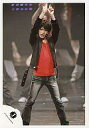 【中古】生写真(ジャニーズ)/アイドル/KAT-TUN KAT-TUN/上田竜也/ライブフォト・ジャケット黒・赤シャツ・両手上・黒ジーンズ・後ろ人/公式生写真