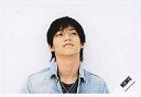 【中古】生写真(ジャニーズ)/アイドル/NEWS NEWS/錦戸亮/横型・顔アップ・顔上向き・ジーンズジャケット・背景白/公式生写真
