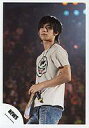 【中古】生写真(ジャニーズ)/アイドル/NEWS NEWS/錦戸亮/ライブフォト・膝上・ベージュ色シャツ・左手マイク・ジーンズ/公式生写真