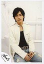 【中古】生写真(ジャニーズ)/アイドル/NEWS NEWS/錦戸亮/膝上・白ジャケット・黒シャツ・ジーンズ・座り・背景白・カメラ目線/公式生写真