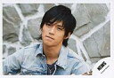 【中古】生写真(ジャニーズ)/アイドル/NEWS NEWS/錦戸亮/横型・バストアップ・ジーンズジャケット・背景岩壁・口閉じ・カメラ目線/公式生写真