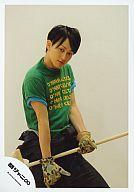 【中古】生写真(ジャニーズ)/アイドル/関ジャニ∞ 関ジャニ∞/横山裕/シャツ緑・両手モップ・膝上・カメラ目線/公式生写真